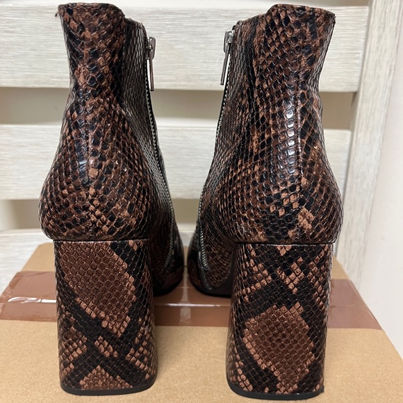 Steve Madden, EUC Dk Brown Snake Print  4” Heeled Boots - Picture 5 of 9